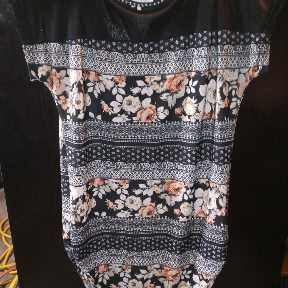 Free kisses Brand dress shirt flower design. Size L women's